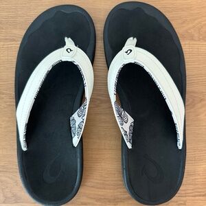 OluKai Ohana Women's Size 7 Slip On Flip Flops Beach Sandals Foam White Black